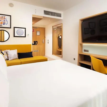 Hampton By Hilton Center Hotell 3*