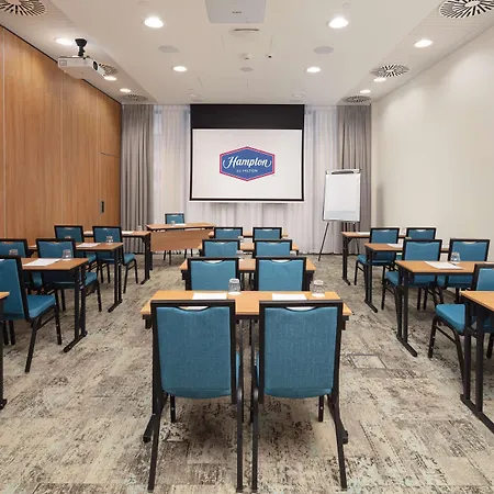 Hampton By Hilton Center Hotell 3*