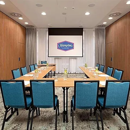 Hotel Hampton By Hilton Center 3*