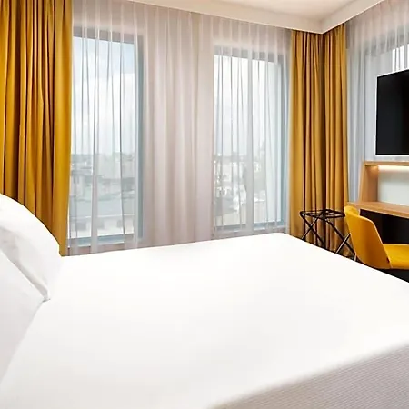 Hotel Hampton By Hilton Center 3*